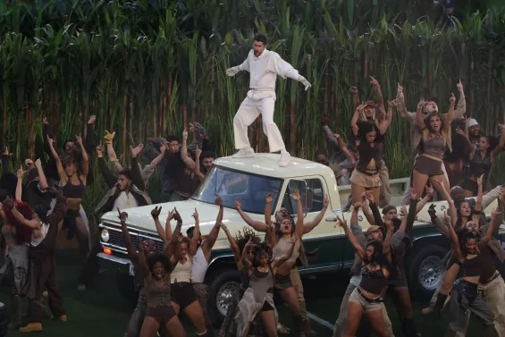 Como ocurre a menudo con las expresiones artísticas callejeras, cuesta trazar una línea pulcra que señale el nacimiento del reguetón, pero sus orígenes pueden ubicarse, con amplio consenso, en el Caribe durante los años 90.