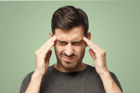 Al golpearnos, el cerebro, que es una estructura blanda que no está rígidamente sujeta, se desplaza dentro del cráneo. 