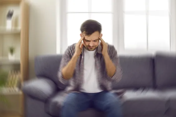 Las personas que tienden a sufrir mareos constantes, deben tener especial cuidado al levantarse de golpe. 