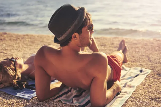 Applying sunscreen before going out in the sun is a basic requirement for protecting our skin.