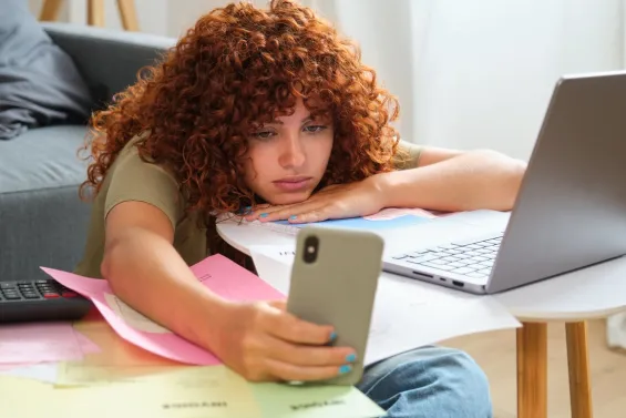  Alguns investigadors suggereixen que la dificultat per concentrar-se també podria estar relacionada amb la multitasca. 