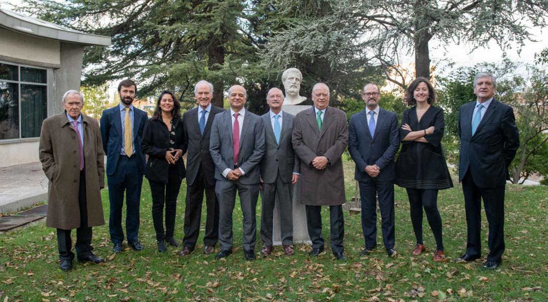 El jurado de los premios ASISA-UAM junto a los premiados, varios directivos de ASISA y el Dr. Jaime Siegrist, ponente en el acto de entrega de los premios. 