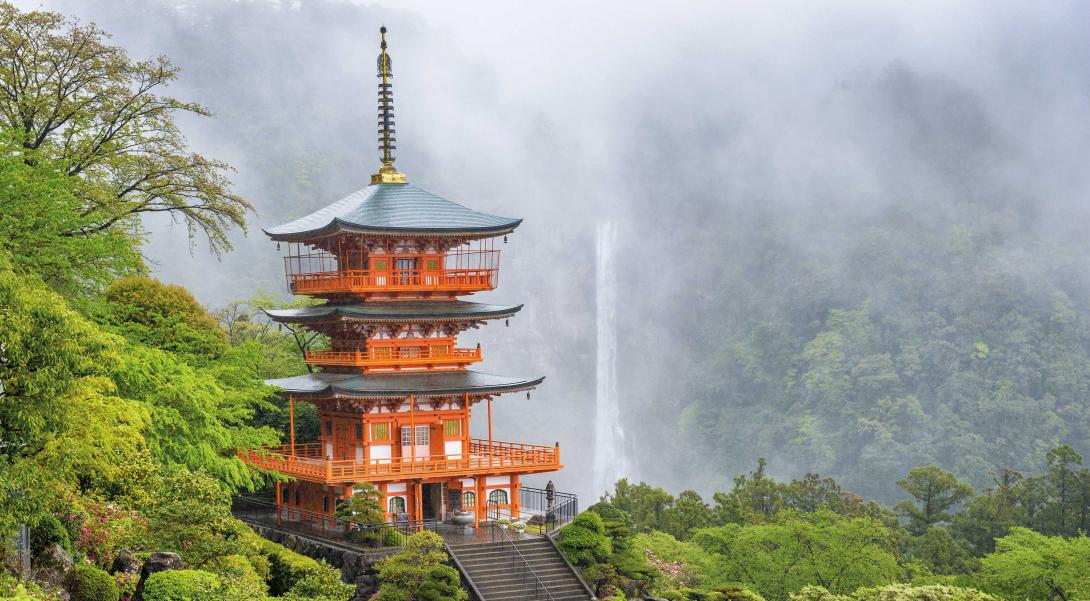 Nachi Taisha, uno de los tres grandes santuarios que descubrirá el viajero, está junto a la catarata más alta de Japón.