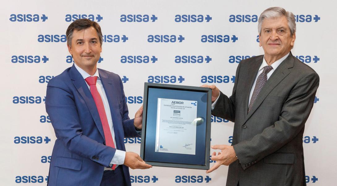 El Dr. Enrique de Porres, consejero delegado de ASISA (derecha), recoge el certificado de manos de Nicolás Henríquez, director comercial de AENOR.