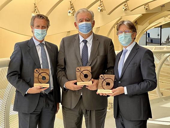 Reconocimiento: Juan Antonio Gutiérrez Lemos, gerente de HLA Santa Isabel; Dr. Benito García-Legaz, director médico del Grupo HLA, y Dr. Javier Sanuy, gerente de HLA Perpetuo Socorro.