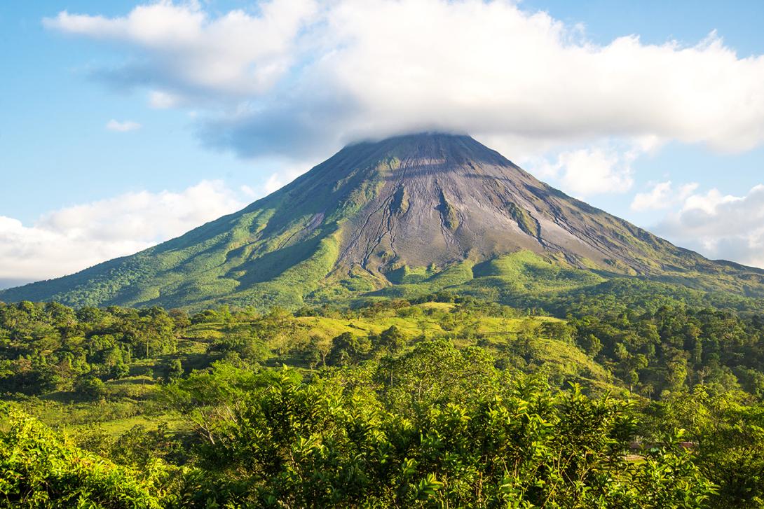 El volcán Arenal es uno de los imprescindibles del país. Lo mejor es alojarse en La Fortuna de San Carlos, un pueblo literalmente ubicado bajo el volcán que se beneficia de las aguas termales del Tabacón. Cuenta con alojamientos de lujo, pequeños hostales con encanto y múltiples empresas que organizan rutas a caballo y otras actividades para los amantes de la naturaleza. 