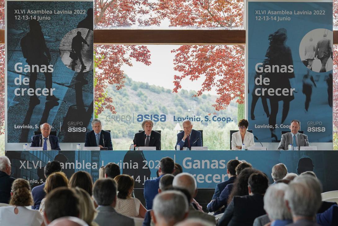 46ª asamblea (de izquierda a derecha): Dr. Gregorio Medina, vicepresidente de ASISA-Lavinia; Dr. Enrique de Porres, consejero delegado de ASISA; Indalecio Sánchez-Montesinos, delegado del Gobierno de la Junta de Andalucía en Granada; Dr. Francisco Ivorra, presidente de ASISA-Lavinia; Dra. Antonia Solvas, secretaria del Consejo Rector Lavinia-ASISA, y Dr. Francisco Anguita, durante la apertura de la 46ª asamblea general de Lavinia S. Coop.