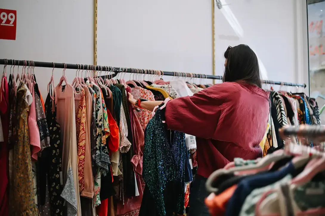 ¿Son los mercados de segunda mano una solución real al desperdicio de ropa?