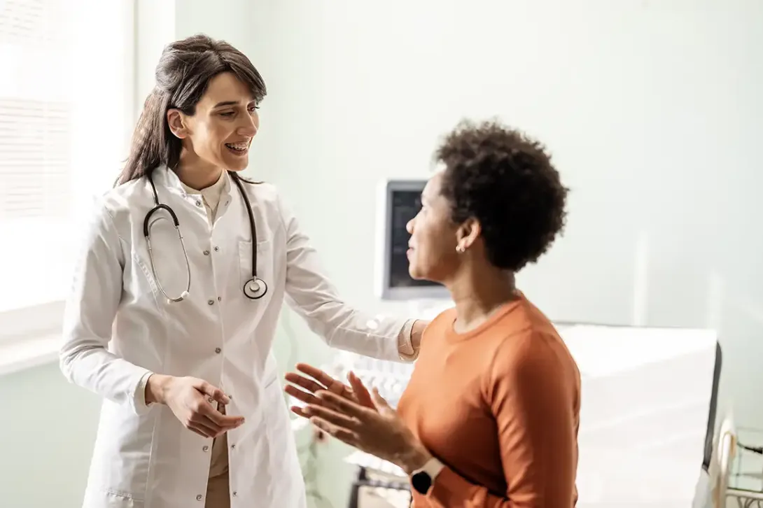 Consulta de médico. Doctora y paciente hablando.