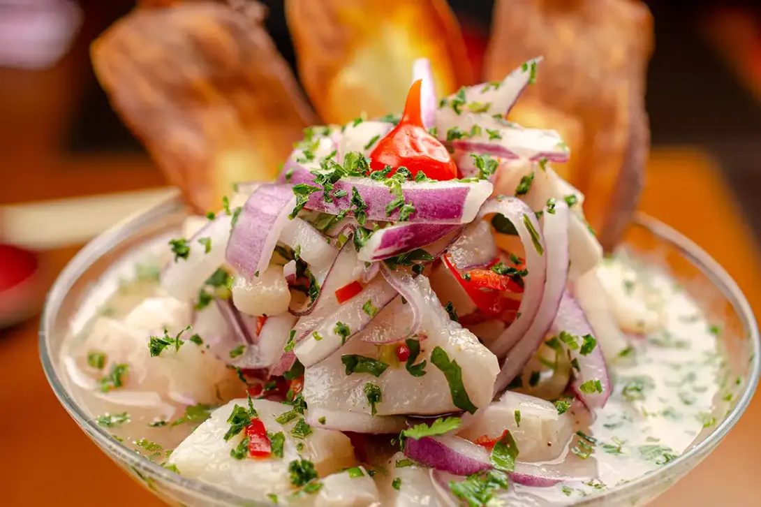 Aprende a preparar un ceviche peruano clásico paso a paso