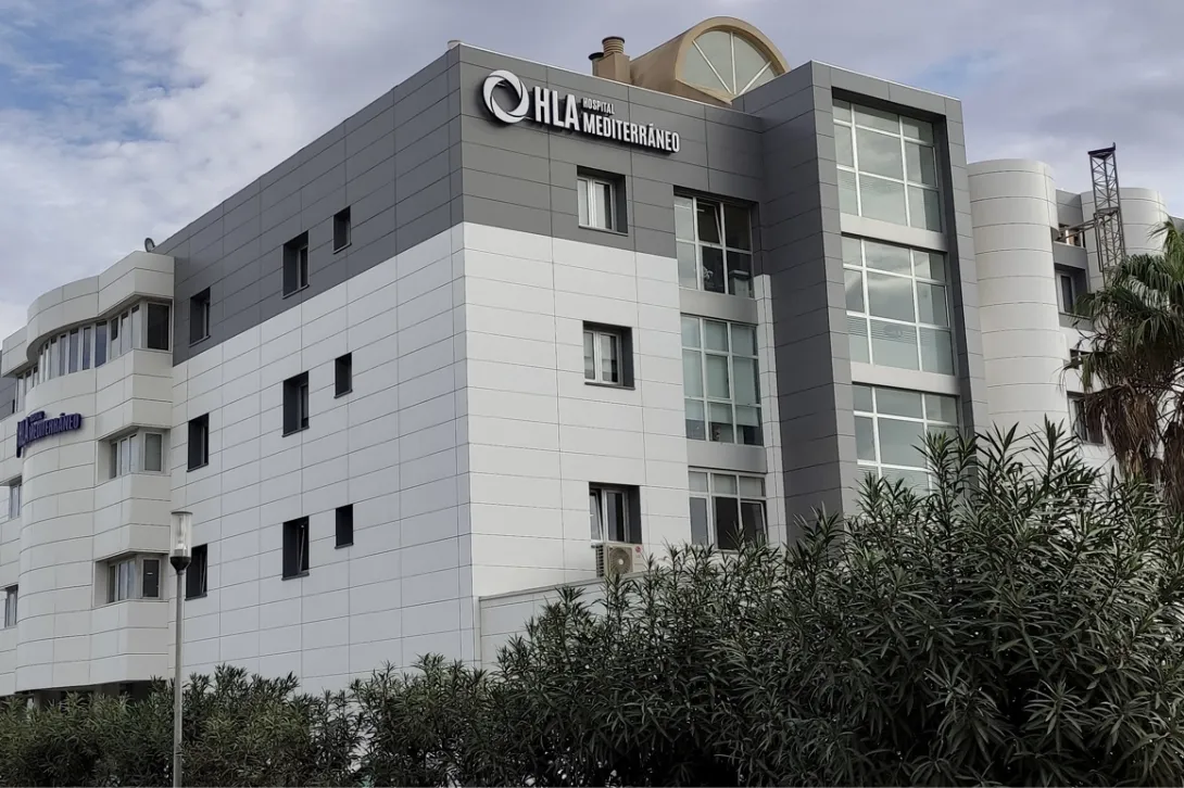 Fotografía de la fachada del Hospital HLA Mediterráneo