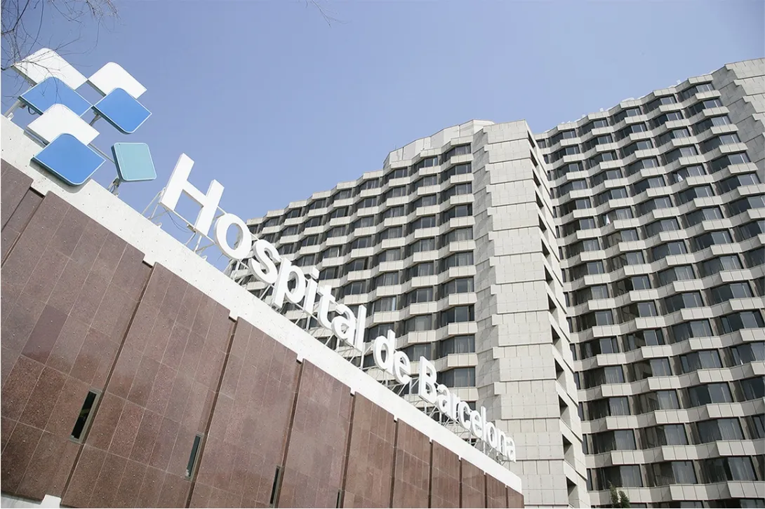 Fotografia de la façana de l’Hospital de Barcelona.