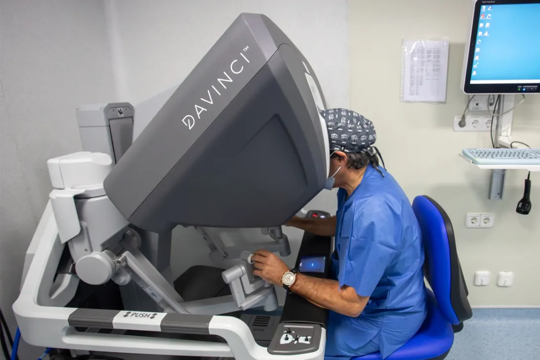 L’hospital alacantí ha inaugurat la Unitat de Cirurgia Robòtica, que compta amb un equip multidisciplinari d’especialistes acreditats per utilitzar la tecnologia robòtica més avançada.