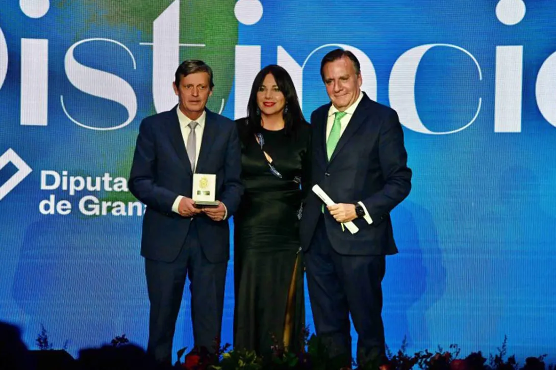 Valeriano Torres, CEO of the HLA Hospital Group and Dr. Francisco Marti, Medical Director of the HLA Universitario Inmaculada hospital received the award.