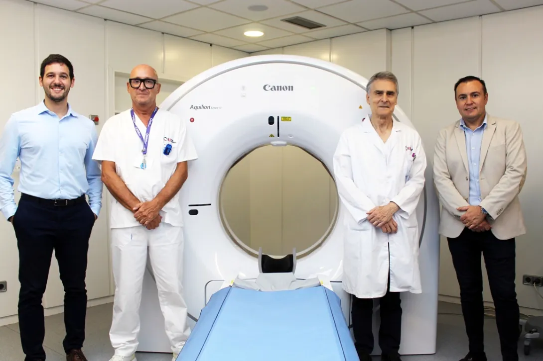 D’esquerra a dreta: Víctor Palero, Applications Specialist CT / HIT; Víctor Ortega, supervisor de l’àrea de Radiologia; el Dr. J. A. Fernández, radiòleg de la clínica, i Eduardo Gracia, Sales Account Manager.