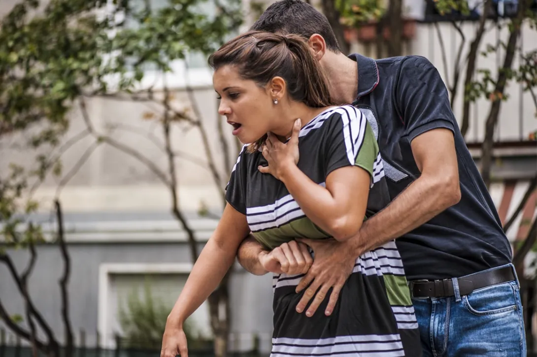 El atragantamiento se produce cuando un alimento u otro objeto bloquea parcial o totalmente el paso del aire hacia los pulmones.