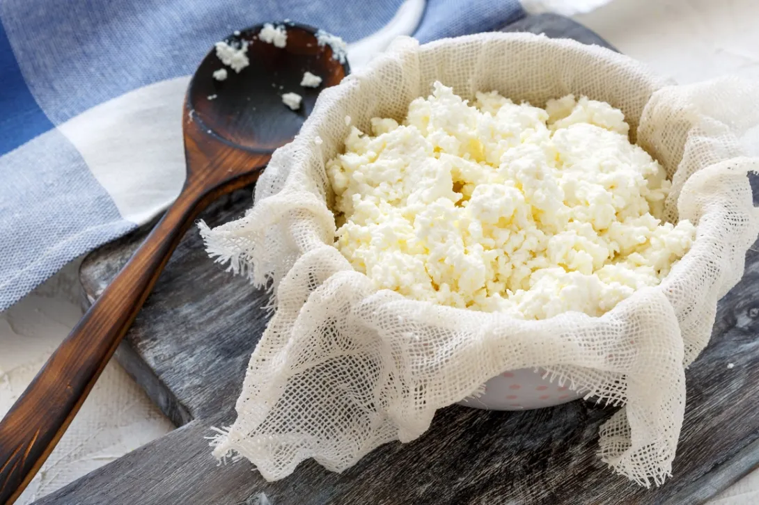 Cheese comes from milk and retains many of its nutritional characteristics, although its final composition depends on how it is made.