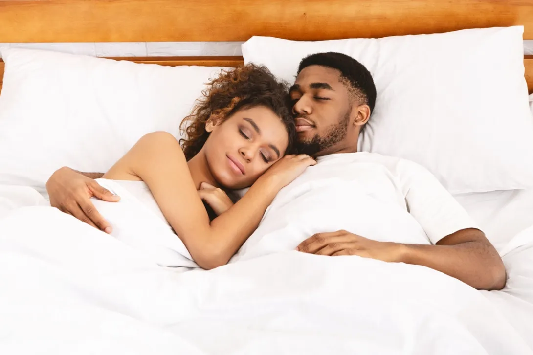 Dormir en pareja es uno de los gestos más cotidianos de la vida en común. 