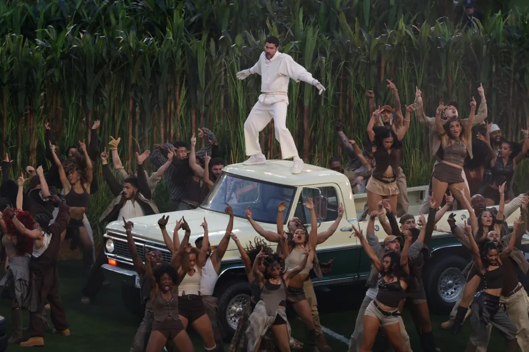 Como ocurre a menudo con las expresiones artísticas callejeras, cuesta trazar una línea pulcra que señale el nacimiento del reguetón, pero sus orígenes pueden ubicarse, con amplio consenso, en el Caribe durante los años 90.