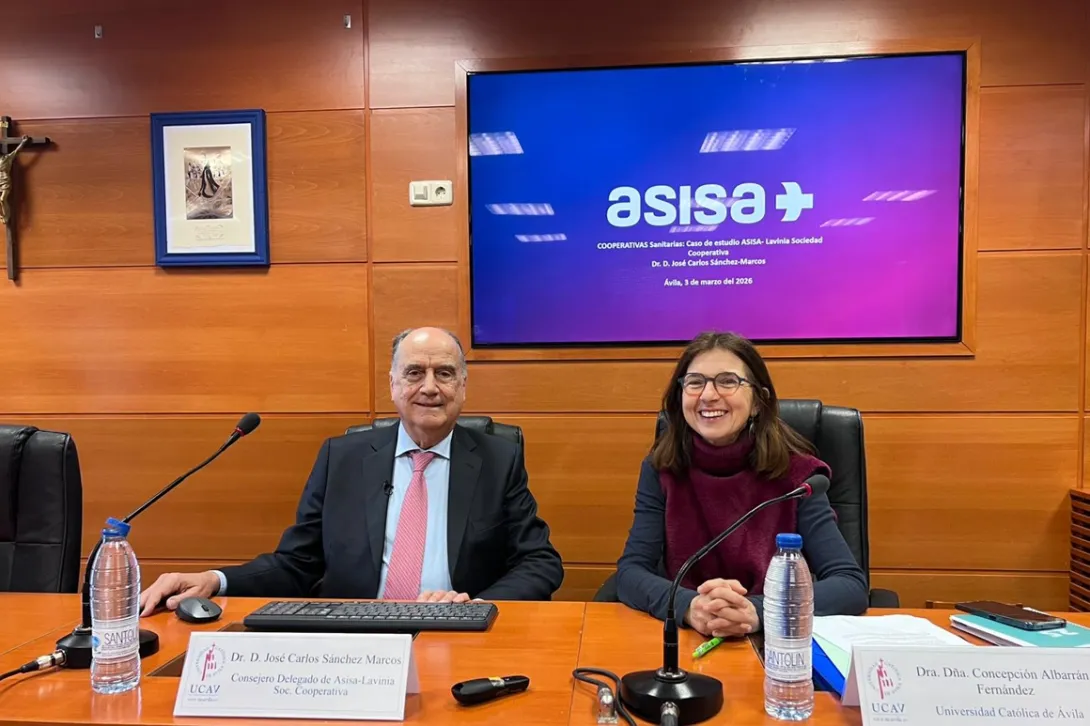 El Dr. José Carlos Sánchez Marcos, consejero de Lavinia y delegado de ASISA en Ávila, junto a Concepción Albarrán, decana de la Facultad de Ciencias Sociales y Jurídicas de la Universidad Católica de Ávila.