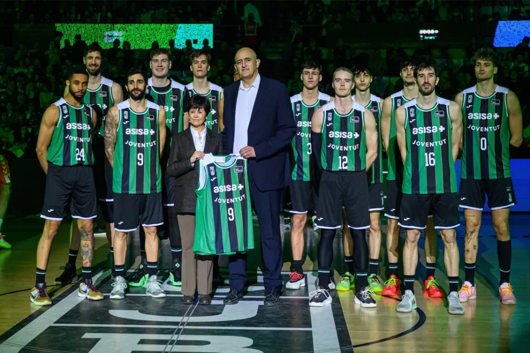 El presidente del Club Joventut Badalona, Juanan Morales, y la Dra. Antonia Solvas, secretaria del Consejo Rector de Lavinia S. Coop. y delegada de ASISA en Barcelona, acompañados por todos los jugadores del primer equipo, durante la presentación del patrocinio en el Palau Olímpic.