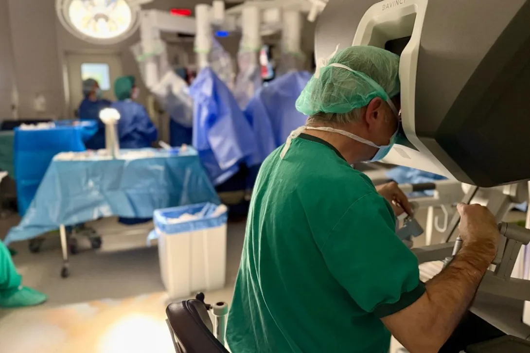 La cirugía robótica se ha consolidado en los últimos años como una de las grandes transformaciones de la práctica quirúrgica, especialmente en el ámbito de la urología oncológica.