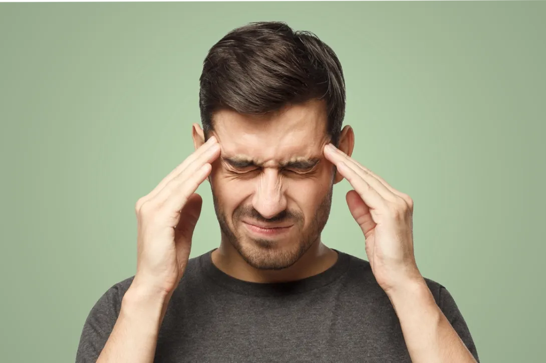 Al golpearnos, el cerebro, que es una estructura blanda que no está rígidamente sujeta, se desplaza dentro del cráneo. 