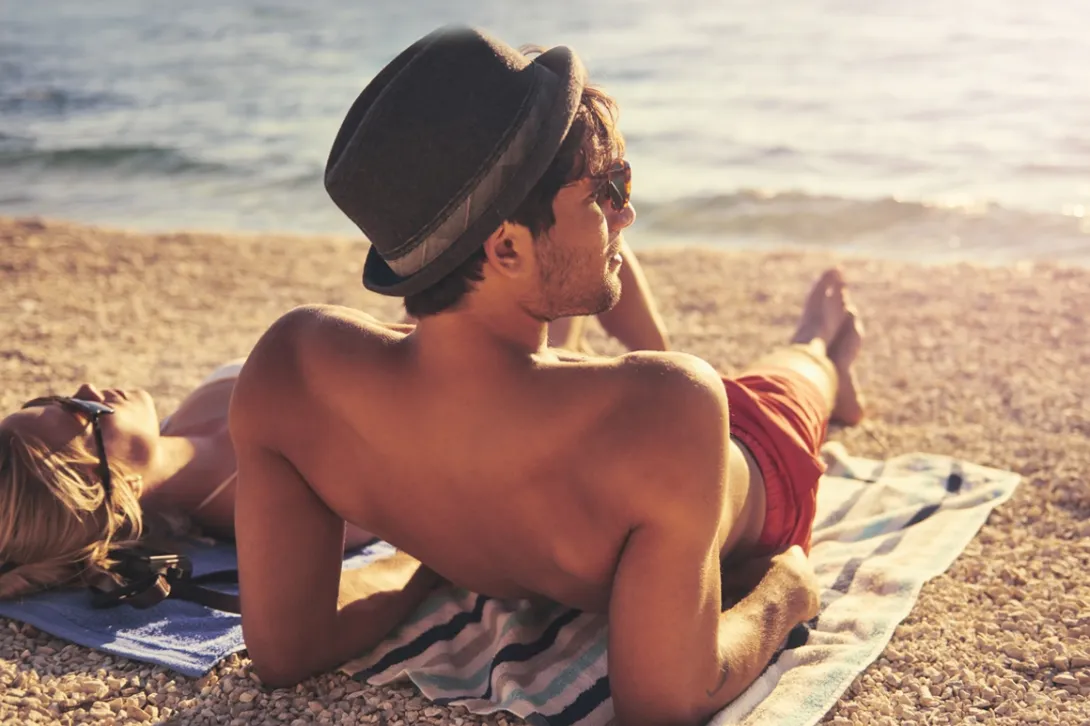 Applying sunscreen before going out in the sun is a basic requirement for protecting our skin.