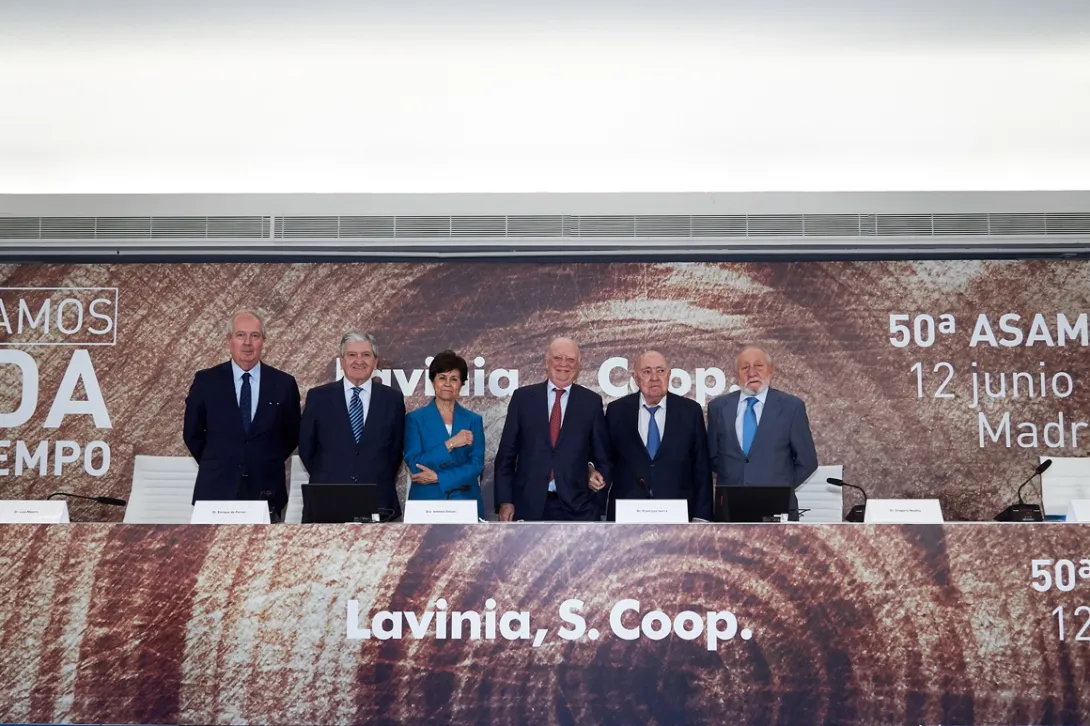 Dr Luis Mayero, director of Lavinia-ASISA and delegate in Madrid; Dr Enrique de Porres, CEO of ASISA; Dr Antonia Solvas, secretary of Lavinia-ASISA and delegate in Barcelona; Dr Francisco Ivorra, president of ASISA-Lavinia; Dr Gregorio Medina, vice-president of Lavinia-ASISA and delegate in Seville, and Mariano Caballero, secretary general of the ASISA Group, during the 50th Lavinia Assembly.