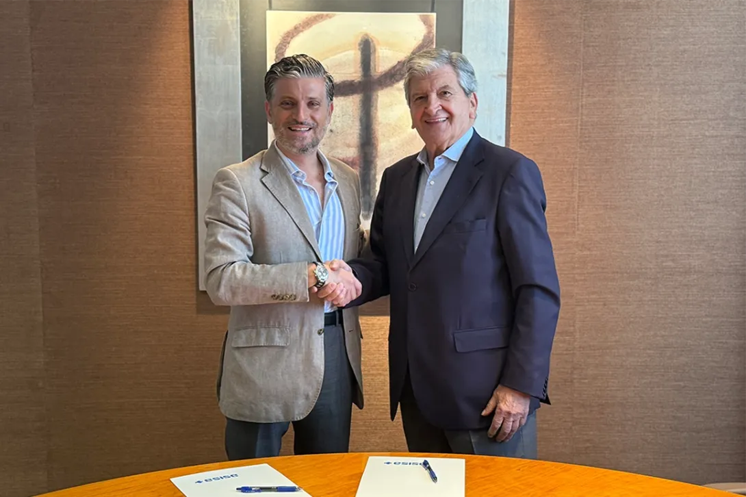 Antonio Magraner, president de CEAJE, i Dr. Enrique de Porres, conseller delegat d’ASISA, durant la firma de renovació de l’acord. 
